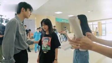 小咪吃瓜爱娱乐